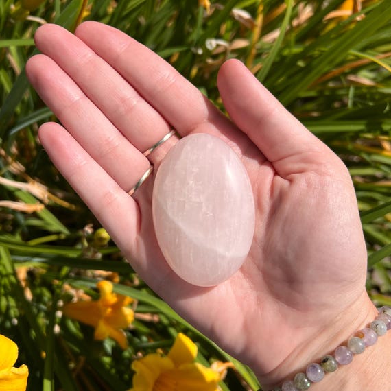 ローズクォーツパームストーン：マダガスカルクリスタル、ハート