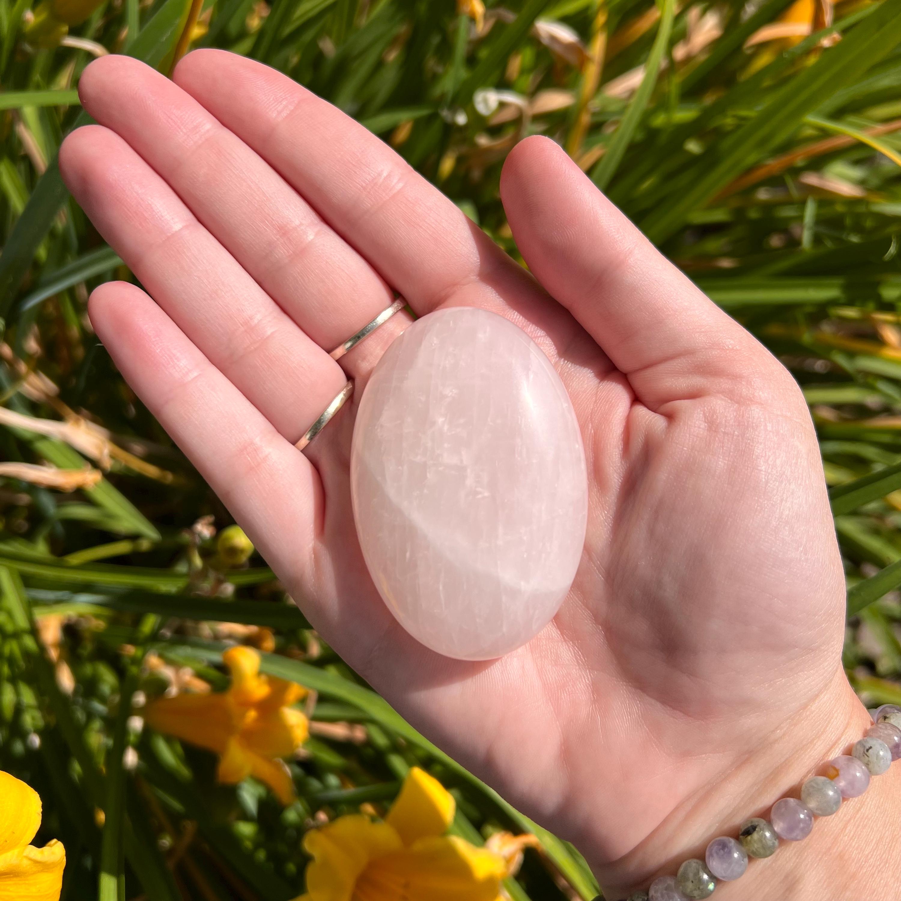 ローズクォーツパームストーン：マダガスカルクリスタル、ハート