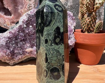 Torre de Jaspe Kambaba: Ponta de Cristal de Algas Estromatólitas Fossilizadas