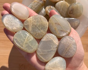 Auffälliger Mondstein Handstein: Kronenchakra Kristall, Madagaskar