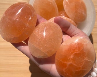 Pfirsich Selenit Handstein: Marokkanischer Kristall für Sakralchakra