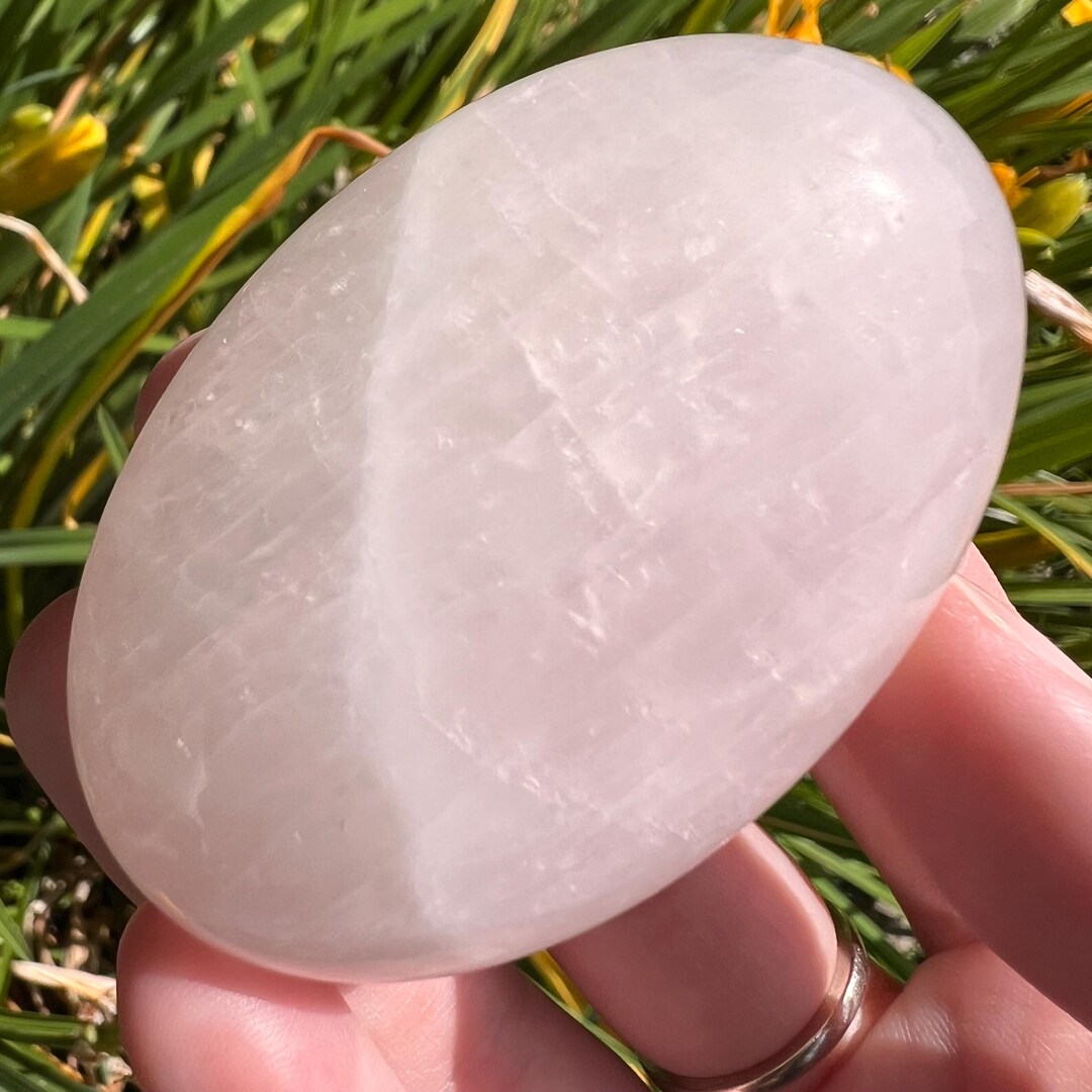 マダガスカル産　ローズクォーツ　パーム ローズクォーツパームストーン：マダガスカルクリスタル、ハート