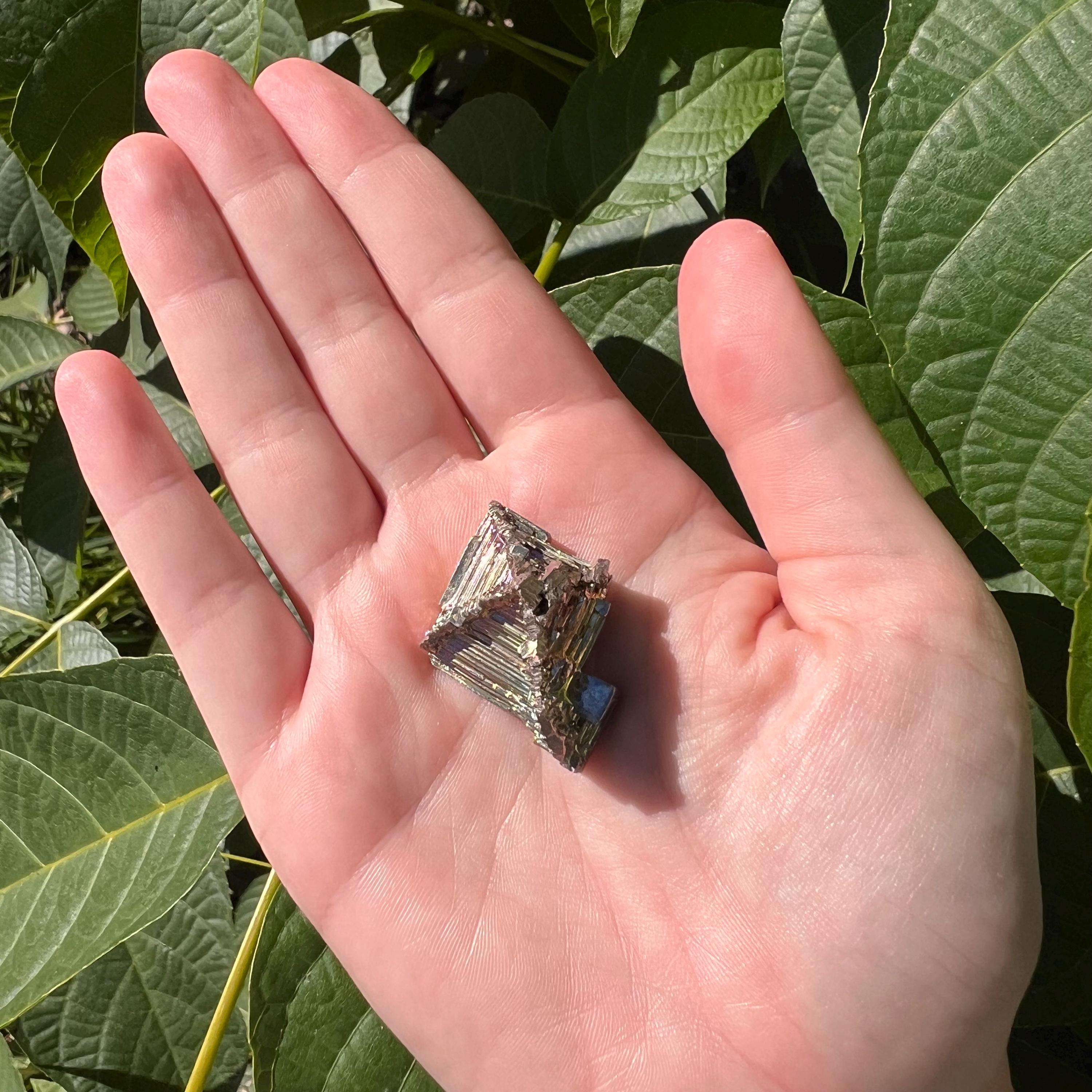 ビスマス結晶標本：虹色階段ホッパー結晶 - Etsy 日本