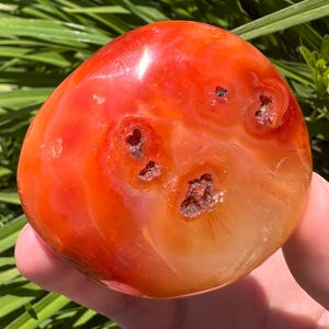 Carneoolpalmsteen: helende kristal sacrale en wortelchakra
