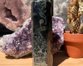 Torre de Jaspe Kambaba: Ponta de Cristal de Algas Estromatólitas Fossilizadas