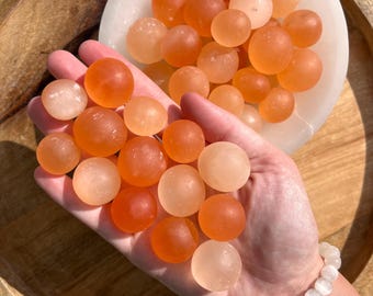 Selenita color melocotón pulida: cristal marroquí para el chakra sacro.