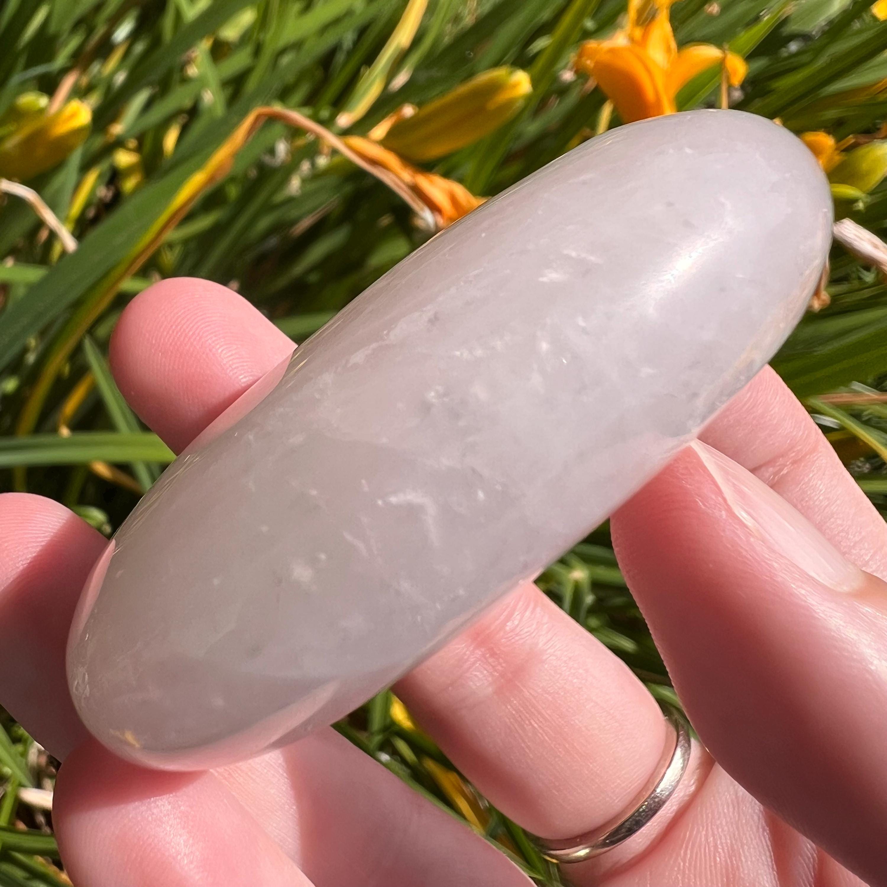 ローズクォーツパームストーン：マダガスカルクリスタル、ハート