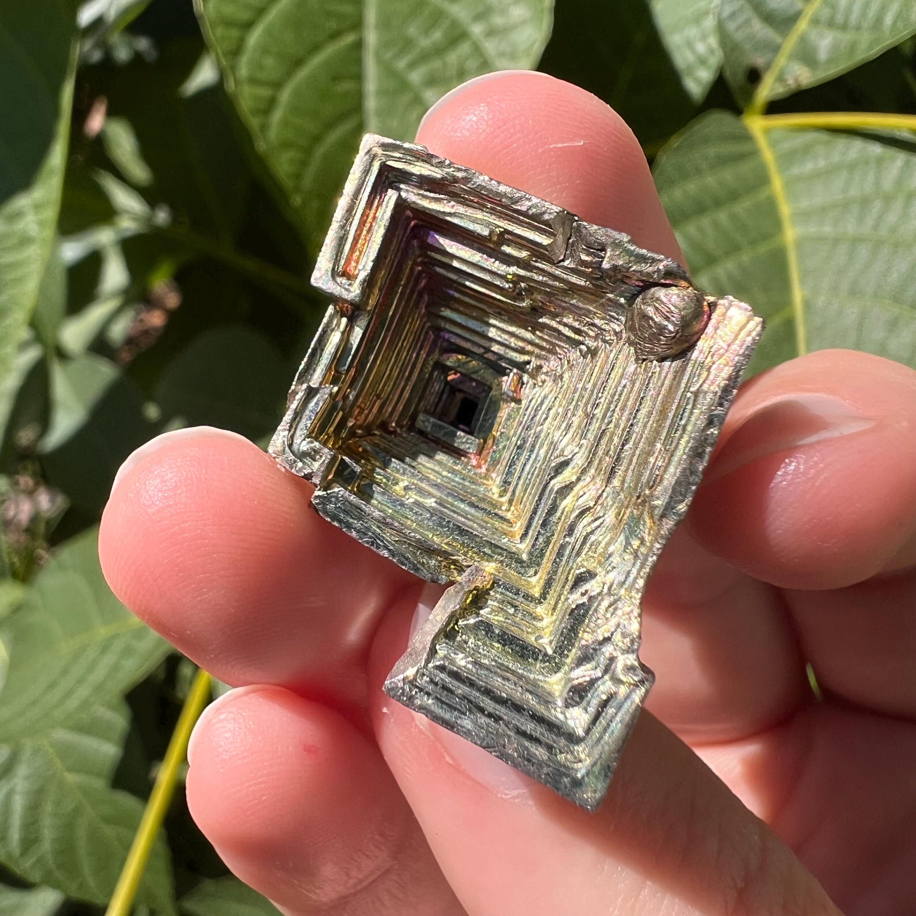 ビスマス結晶標本：虹色階段ホッパー結晶 - Etsy 日本