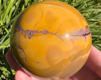 Esfera de jaspe mookaite australiano: piedra para los chakras raíz y del plexo solar.