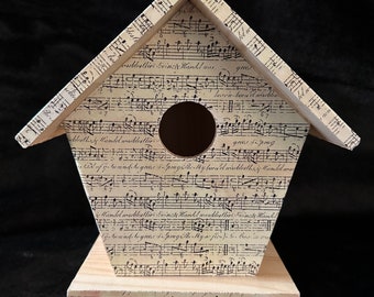 Handcrafted Wooden Birdhouse - Charming Nesting Spot for Feathered Friends