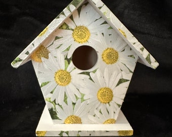 Handcrafted Wooden Birdhouse - Charming Nesting Spot for Feathered Friends