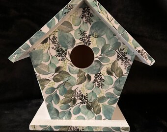 Handcrafted Wooden Birdhouse - Charming Nesting Spot for Feathered Friends