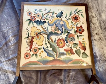 Parascintille antico edoardiano con ricamo a punto croce / Intricato ricamo floreale e cornice in rovere, arredamento vintage per la casa, accessorio per camino, pezzo forte