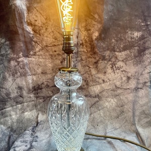 Bordlampa i slipad kristall från mitten av århundradet: Karafflampa med mässingsbas