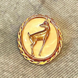 Broche vintage de ciervo dorado / Pin de cervatillo de nácar / Joyería de animales del bosque / Joyería patrimonial