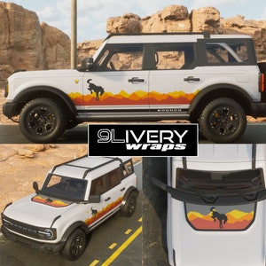 Puede incluir: Un Ford Bronco blanco con una envoltura personalizada que presenta una silueta negra de un bronco encabritado sobre un diseño de cordillera roja, naranja y amarilla. La envoltura también incluye el texto "Bronco" en el lateral del vehículo.