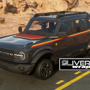 Könnte beinhalten: Ein schwarzer Ford Bronco mit einem schwarzen Dachgepäckträger und einem roten, orangen und gelben Streifenaufkleber auf der Motorhaube. Der Aufkleber hat ein gelbes Ford-Logo. Das Auto steht auf einer asphaltierten Straße mit gelben Linien.