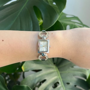Reloj vintage Sachi Dainty / Detalles de cristal / Esfera rectangular / Tono plateado/dorado