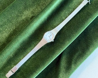 Vintage Seiko Ladies Watch, White Dial Silver Mesh Bracelet, Dainty Watch Women, 1980s Minimalist, Gift for Her