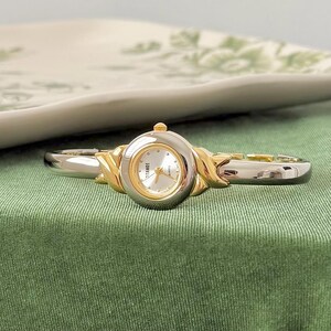 Vintage Damen Armreif Uhr, zweifarbiges Silber Gold Armband, 90er Jahre Statement Uhr, Geschenk für Sie