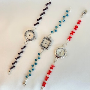 Reloj vintage para mujer con cuentas hechas a mano y delicado brazalete con cuentas de cristal en tonos rojo, azul, morado y plateado