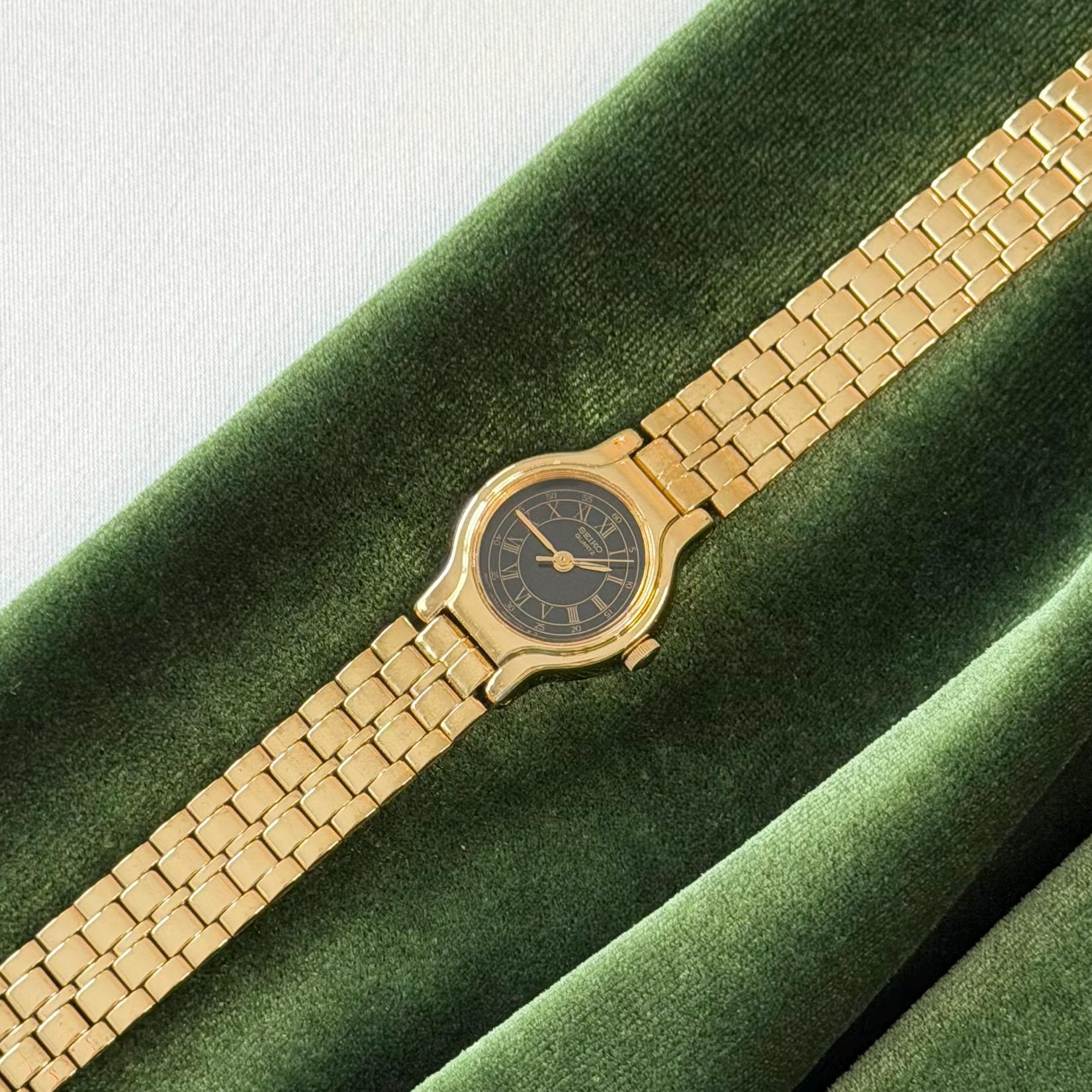 ヴィンテージ　セイコー　SEIKO　ゴールドカラー　レディース　ウォッチ Vintage 1980s Seiko Ladies Quartz Watch Gold Tone Textured