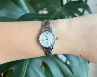 Vintage Timex Watch Small Dainty Women\'s White Face Silver Antique Old Money Vintage Timex Silver Dainty Womans Womens Classic Oval  main image 4