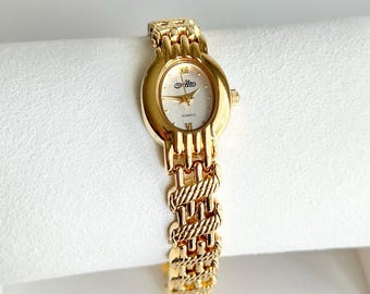 Vintage Gold Women’s Watch: Oval Silver Dial, Gold Tone Wristwatch, Dainty Watch, Working Watch