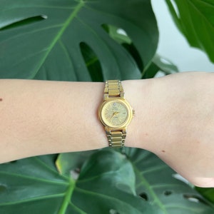 Reloj vintage Oscar de la Renta Dainty para mujer / Esfera redonda dorada texturizada / Tono dorado