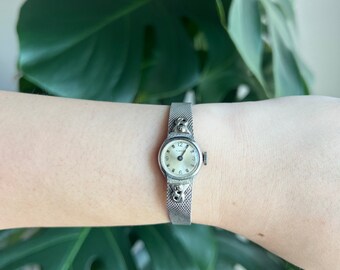 Vintage Timex Dainty Watch | Round Dial | Silver Tone | Non-Working