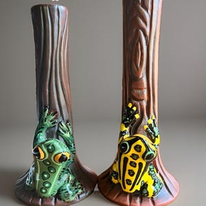 Castiçais de cerâmica artística assinados, em formato de tronco de árvore com sapos tropicais, 16,5 cm (6,5"), estilo vintage.