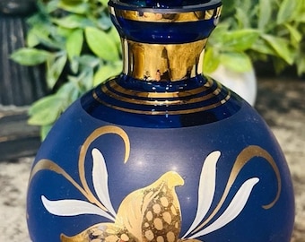 Antieke kobaltblauwe boho-karaf met gouden bloemen overlay en stop