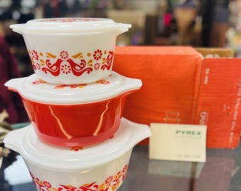 Zestaw 3 naczyń żaroodpornych Pyrex Friendship 480-45 473, 474, 475 NOWY Z PUDEŁKIEM Białe pokrywki