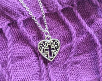 Collana femminile con croce in argento antico a forma di cuore. Cristiana. Gioielli a croce. Lunghezza a scelta. Regalo per lei. Compleanno. Gioielli religiosi.