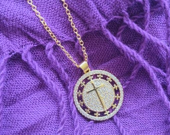 Collana con ciondolo a croce rotonda con pavé di zirconi scintillanti, placcata in oro 18 carati. Collana cristiana. Gioielli con croce. Lunghezza a scelta. Regalo per lei. Religiosa.