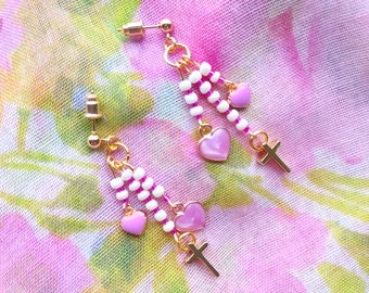 Eleganti orecchini pendenti con croce e cuori in oro. Ottimo regalo per Pasqua. Regalo cristiano. Dono di fede. Regalo per adolescenti. Leggeri. Convenienti.