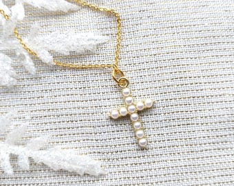 Deliziosa collana con croce di perle su tono oro. Collana cristiana. Gioielli con croce. Lunghezza regolabile. Regalo per lei. Regalo di Natale. Regalo di Pasqua.