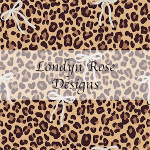 Puede incluir: Un patrón repetitivo con fondo beige, manchas de leopardo marrón oscuro y lazos gris claro dispersos. El texto Londyn Rose Designs está centrado en un recuadro rectangular semitransparente en la parte central.