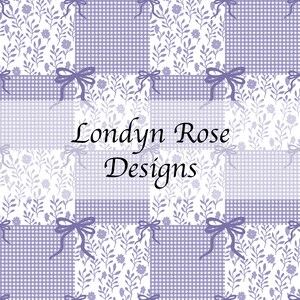 Op de afbeelding: Een naadloos patroon met een patchwork-ontwerp. Het bevat bloemen- en ruitjesmotieven in wit en lavendel. Lavendelkleurige strikken zijn over het ontwerp verspreid. De tekst "Londyn Rose Designs" staat in het midden van de afbeelding.