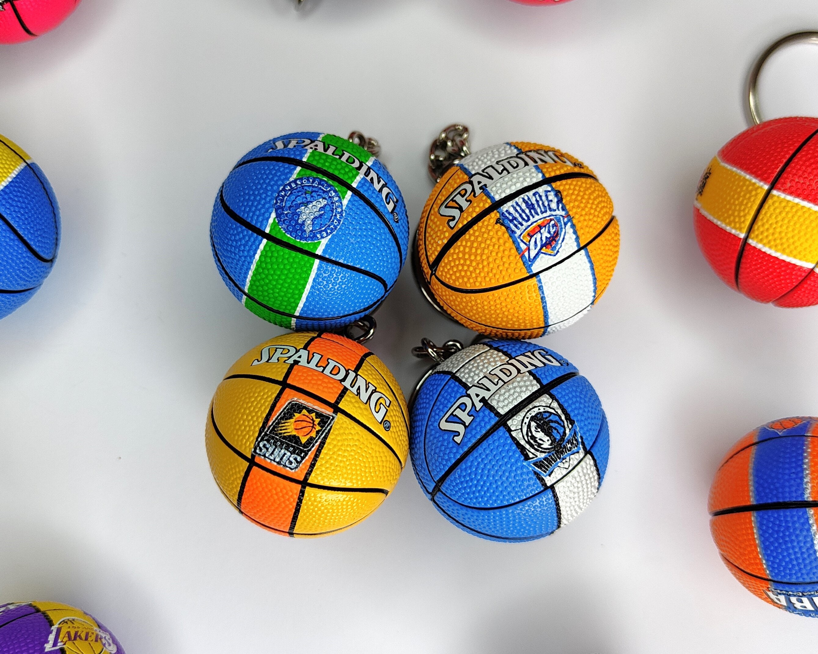 2 Portachiavi decorativi in acrilico a forma di pallone sportivo, stile