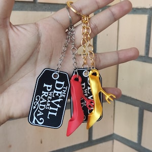 Llavero "El diablo viste de Prada" | Tacón dorado y etiqueta de película | Accesorio de tacón alto rojo | Regalo de diseñador | El diablo viste de Prada