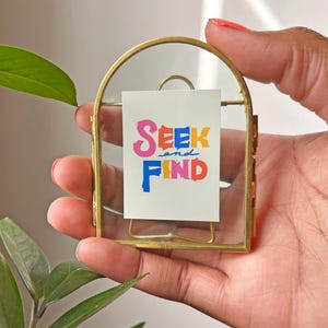 Zoek en vind Mattheüs 7:7 bijbelvers mini ingelijste kunstafdruk christelijk cadeau of bureaudecor in kleine miniatuur boog gouden medaillonlijst