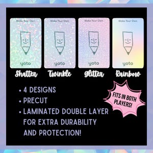 Op de afbeelding: Vier voorgeknipte, gelamineerde kaarten met verschillende glitterpatronen. Elke kaart toont een glimlachende potlood met de tekst "Make Your Own" en "yoto". De tekst "Shatter", "Twinkle", "glitter" en "Rainbow" bevindt zich onder de kaarten. De tekst "4 DESIGNS", "PRECUT", "LAMINATED DOUBLE LAYER FOR EXTRA DURABILITY AND PROTECTION!" en "FITS IN BOTH PLAYERS!" is ook inbegrepen.