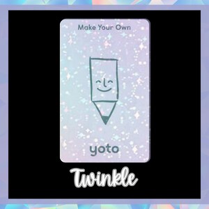 Op de afbeelding: Een witte kaart met een glinsterende achtergrond en een zwarte omtrek. De kaart heeft een tekening van een potlood met een smiley en de tekst "Make Your Own" en "yoto". De kaart heeft ook het woord "Twinkle" in wit op een zwarte achtergrond gedrukt.