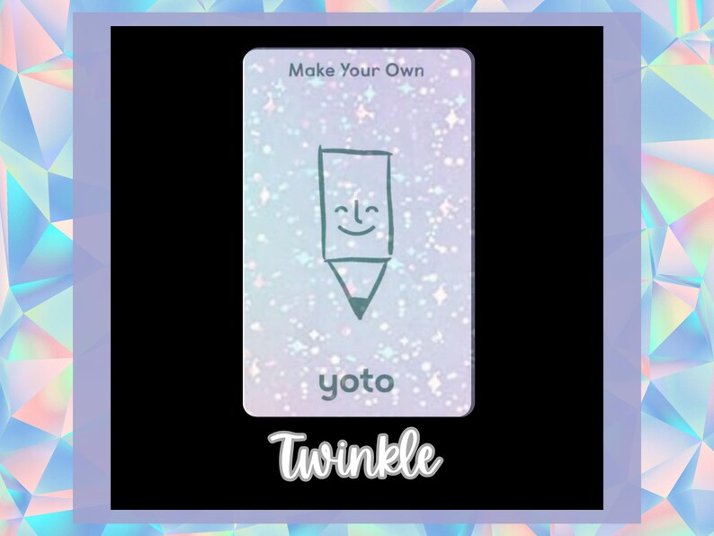 Op de afbeelding: Een witte kaart met een glinsterende achtergrond en een zwarte omtrek. De kaart heeft een tekening van een potlood met een smiley en de tekst "Make Your Own" en "yoto". De kaart heeft ook het woord "Twinkle" in wit op een zwarte achtergrond gedrukt.