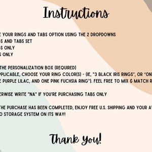 K&ouml;nnte beinhalten: Eine Anleitungsgrafik mit beigem und salbeigr&uuml;nem abstraktem Hintergrund. Der Text lautet: Instructions, 1: Choose your rings and tabs option using the 2 dropdowns, 2: Fill in the personalization box (required), 3: Once the purchase has been completed, enjoy free U.S. shipping and your awesome, new Yoto storage system on its way! Thank you!
