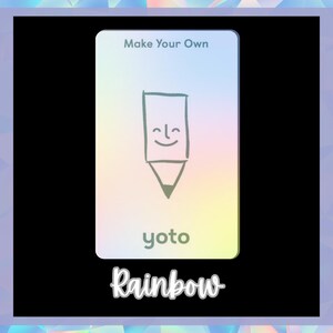Op de afbeelding: Een kaart met een regenboogachtergrond en de tekst "Make Your Own" bovenaan. De kaart toont een tekening van een potlood met een smiley en het woord "yoto" eronder. De tekst "Rainbow" staat onderaan de kaart.