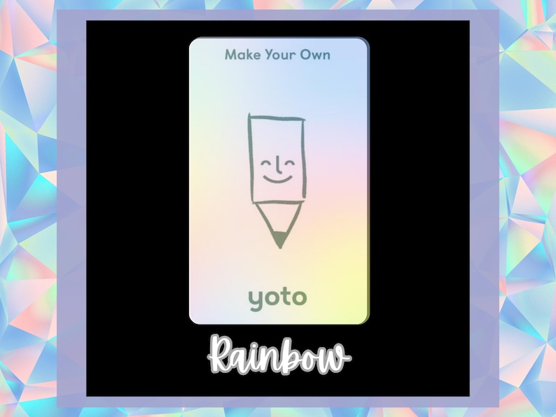 Op de afbeelding: Een kaart met een regenboogachtergrond en de tekst "Make Your Own" bovenaan. De kaart toont een tekening van een potlood met een smiley en het woord "yoto" eronder. De tekst "Rainbow" staat onderaan de kaart.