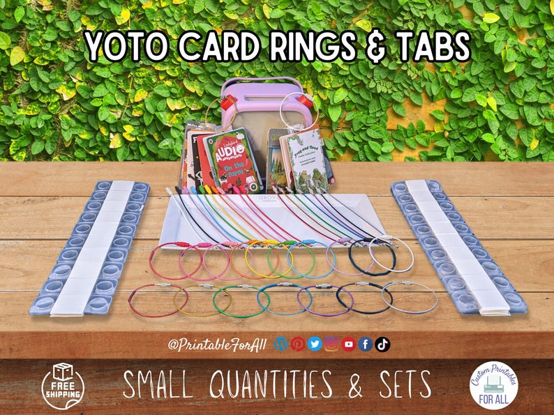 K&ouml;nnte beinhalten: Eine Auswahl an YOTO-Kartenringen und -Tabs mit dem Text "YOTO CARD RINGS & TABS" oben. Das Bild zeigt Kartenringe in verschiedenen Farben, Kartenhalter und kleine B&uuml;cher. Der Text "SMALL QUANTITIES & SETS" befindet sich unten.
