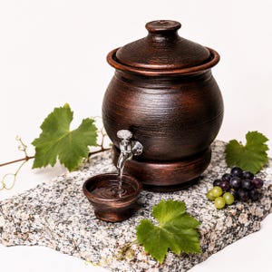 Fontaine à eau en poterie artisanale burkinabè avec robinet  – Terre cuite naturelle, fait main (canari traditionnel)